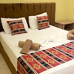 Te Bujtina Hotel- Cozy With Traditional Breakfast Near Отель