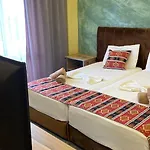 Отель Te Bujtina Hotel- Cozy With Traditional Breakfast Near Голем