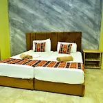 Отель Te Bujtina Hotel- Cozy With Traditional Breakfast Near Голем