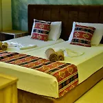 Te Bujtina Hotel- Cozy With Traditional Breakfast Near * Голем