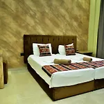 Te Bujtina Hotel- Cozy With Traditional Breakfast Near Отель *