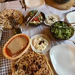 Te Bujtina Hotel- Cozy With Traditional Breakfast Near Отель Голем