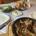 Te Bujtina Hotel- Cozy With Traditional Breakfast Near Отель