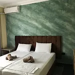Te Bujtina Hotel- Cozy With Traditional Breakfast Near Отель