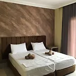Отель Te Bujtina Hotel- Cozy With Traditional Breakfast Near Голем