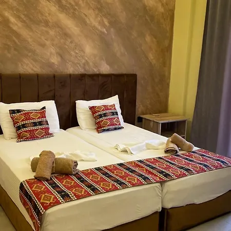 Ξενοδοχείο Te Bujtina Hotel- Cozy With Traditional Breakfast Near