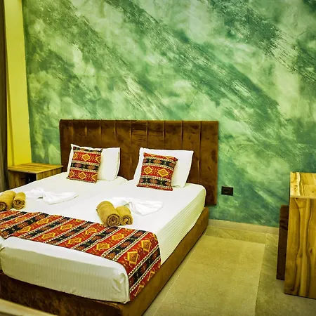 호텔 Te Bujtina Hotel- Cozy With Traditional Breakfast Near *