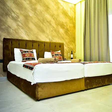 Te Bujtina Hotel- Cozy With Traditional Breakfast Near מלון *