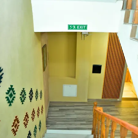 Ξενοδοχείο Te Bujtina Hotel- Cozy With Traditional Breakfast Near *