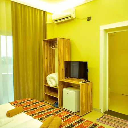 Te Bujtina Hotel- Cozy With Traditional Breakfast Near Szálloda Golem