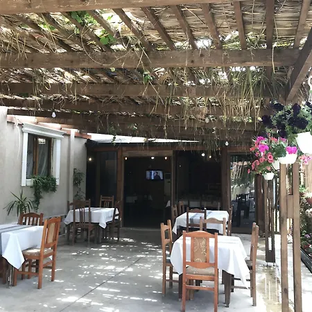 Te Bujtina Hotel- Cozy With Traditional Breakfast Near 호텔