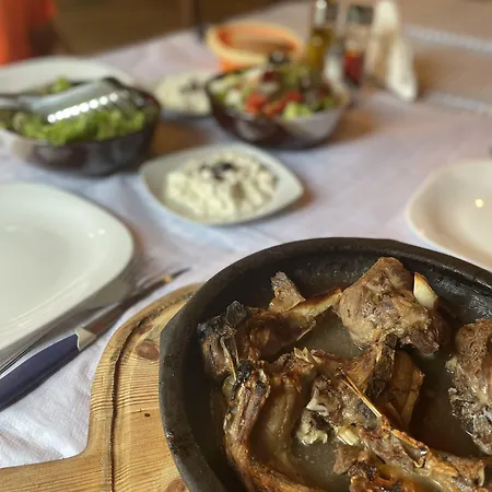 Te Bujtina Hotel- Cozy With Traditional Breakfast Near Ξενοδοχείο