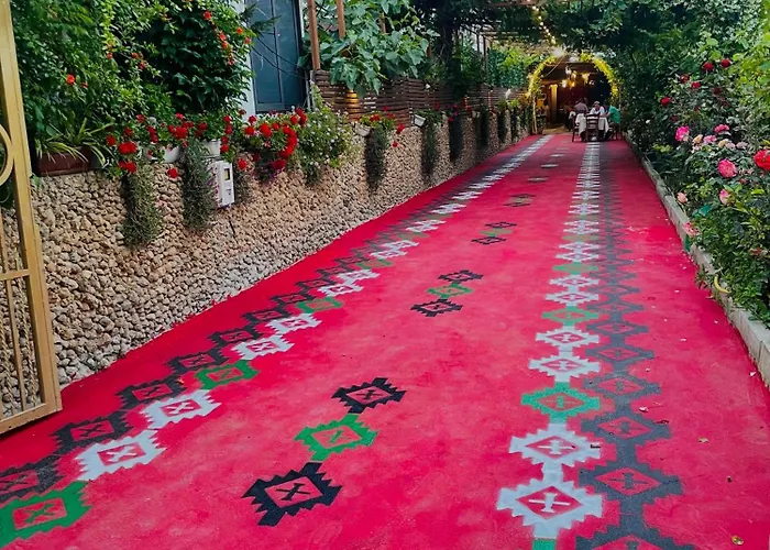 호텔 Te Bujtina Hotel- Cozy With Traditional Breakfast Near *