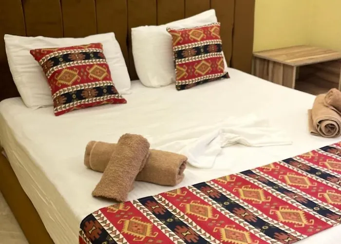 Te Bujtina Hotel- Cozy With Traditional Breakfast Near Szálloda