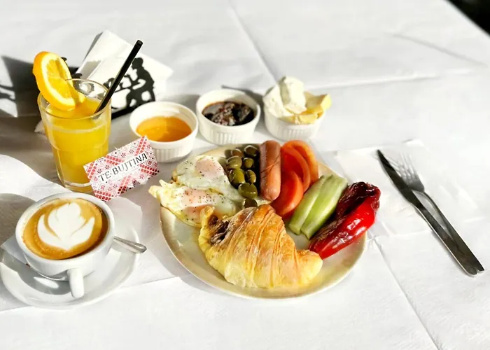 Te Bujtina Hotel- Cozy With Traditional Breakfast Near 골렘