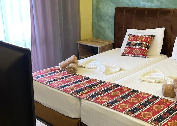 호텔 Te Bujtina Hotel- Cozy With Traditional Breakfast Near 골렘