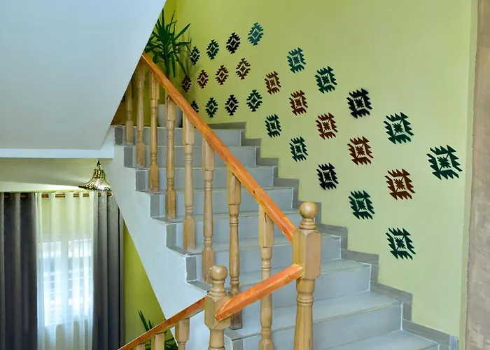 호텔 Te Bujtina Hotel- Cozy With Traditional Breakfast Near 골렘