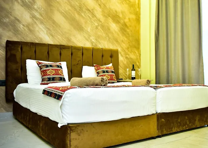 Te Bujtina Hotel- Cozy With Traditional Breakfast Near Szálloda *