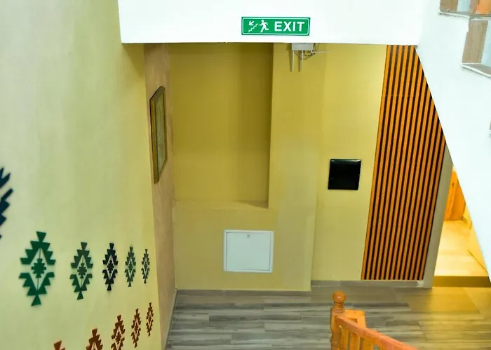 호텔 Te Bujtina Hotel- Cozy With Traditional Breakfast Near *