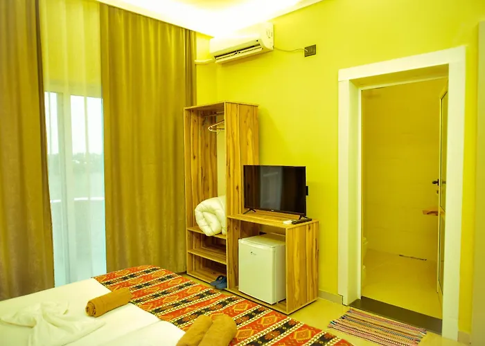 Te Bujtina Hotel- Cozy With Traditional Breakfast Near 호텔 골렘