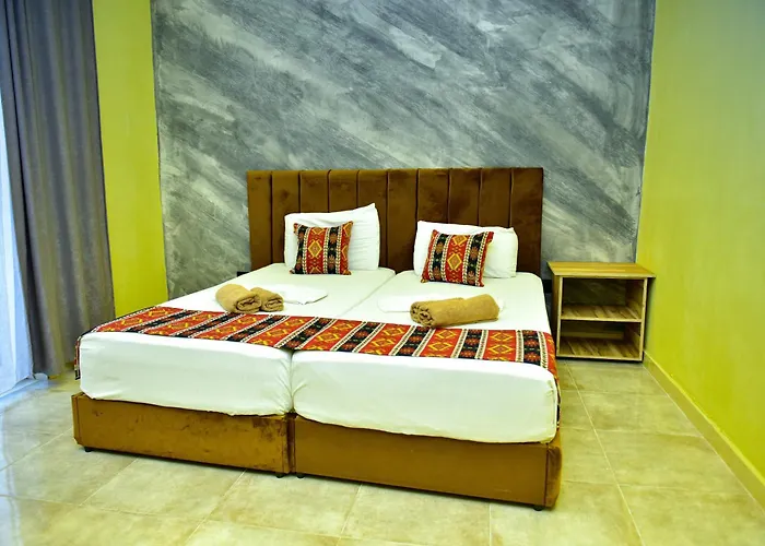 호텔 Te Bujtina Hotel- Cozy With Traditional Breakfast Near 골렘