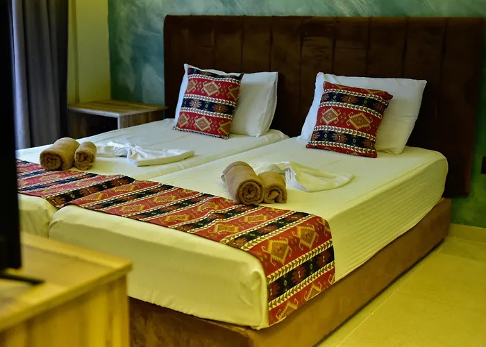 Te Bujtina Hotel- Cozy With Traditional Breakfast Near * 골렘