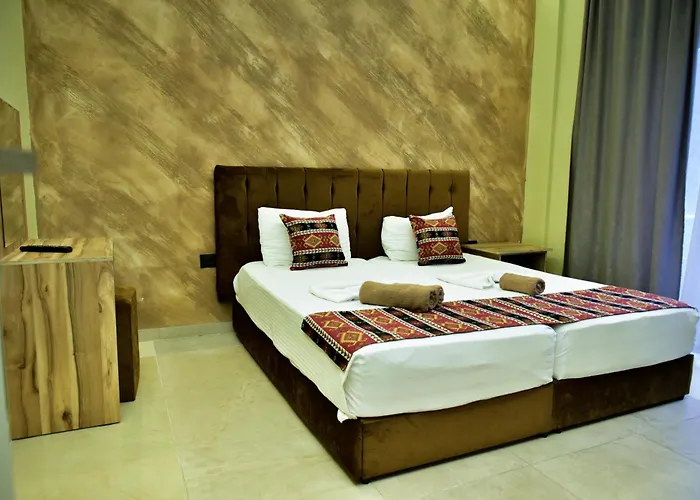 Te Bujtina Hotel- Cozy With Traditional Breakfast Near 호텔 *