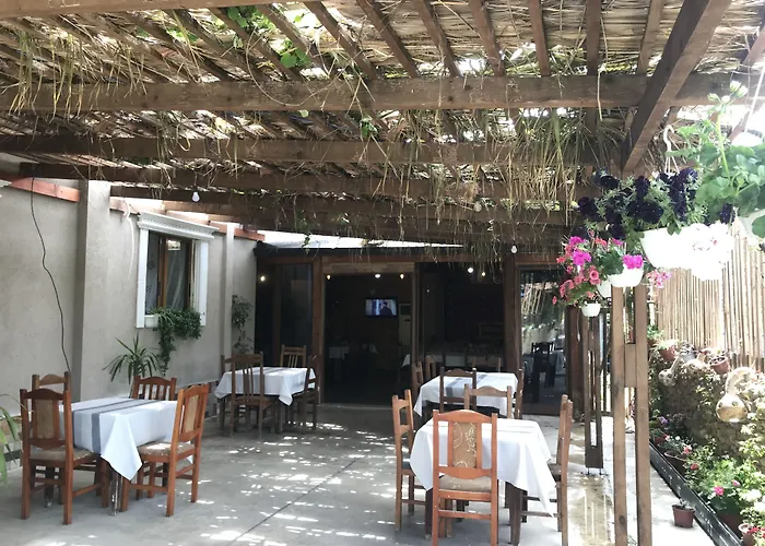 Te Bujtina Hotel- Cozy With Traditional Breakfast Near Szálloda