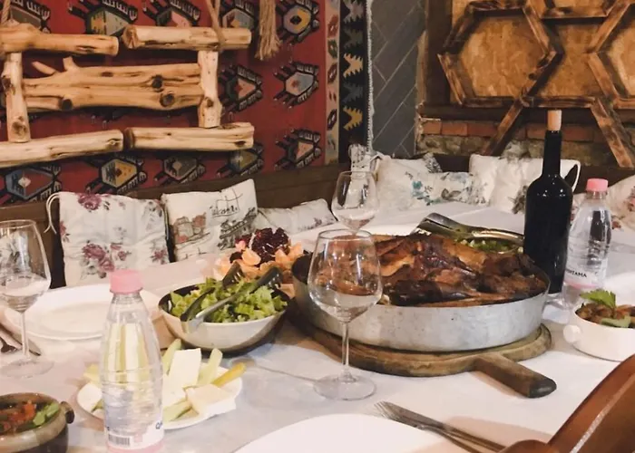 호텔 Te Bujtina Hotel- Cozy With Traditional Breakfast Near