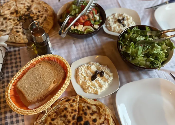 Te Bujtina Hotel- Cozy With Traditional Breakfast Near Szálloda Golem