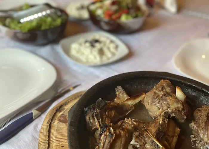 Te Bujtina Hotel- Cozy With Traditional Breakfast Near 호텔