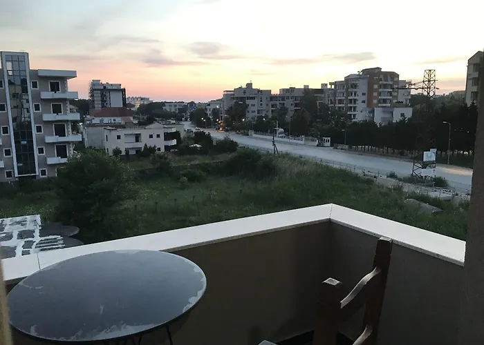 Te Bujtina Hotel- Cozy With Traditional Breakfast Near 호텔 *