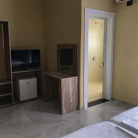 Te Bujtina Hotel- Cozy With Traditional Breakfast Near Hotel *