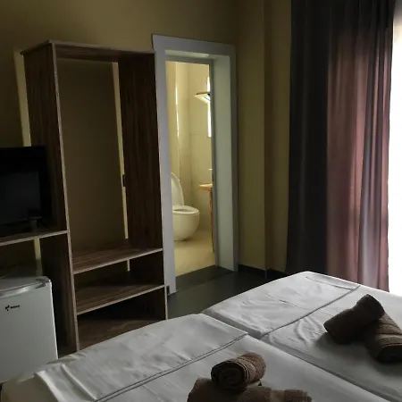 Te Bujtina Hotel- Cozy With Traditional Breakfast Near Hotel *