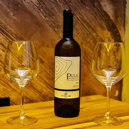 Te Bujtina Hotel- Cozy With Traditional Breakfast Near Hotel