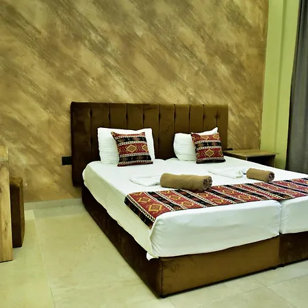 Te Bujtina Hotel- Cozy With Traditional Breakfast Near Hotel *