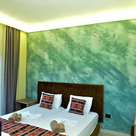 Te Bujtina Hotel- Cozy With Traditional Breakfast Near