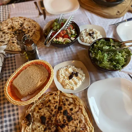 Te Bujtina Hotel- Cozy With Traditional Breakfast Near Hotel Golem (Tirana)