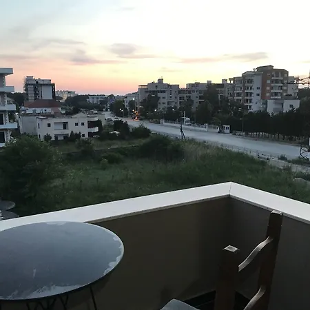 Te Bujtina Hotel- Cozy With Traditional Breakfast Near Hotel *