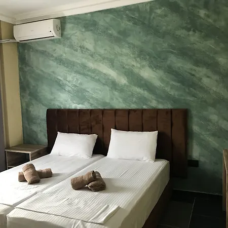 Te Bujtina Hotel- Cozy With Traditional Breakfast Near Hotel