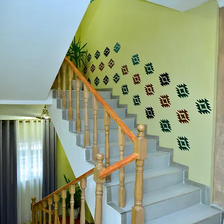Te Bujtina Hotel- Cozy With Traditional Breakfast Near Hotel *
