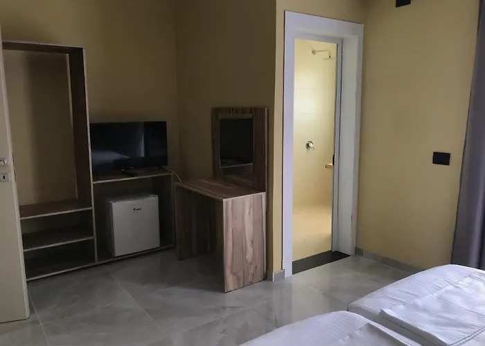 Te Bujtina Hotel- Cozy With Traditional Breakfast Near Hotel *