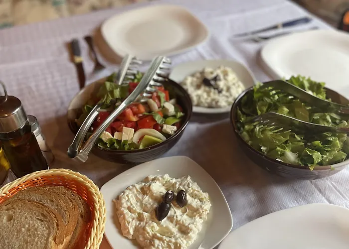 Te Bujtina Hotel- Cozy With Traditional Breakfast Near *